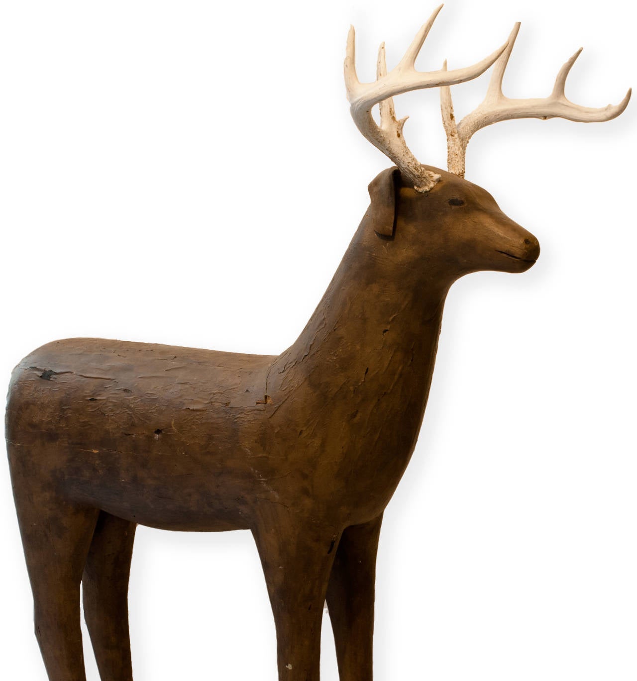 Amerikanischer geschnitzter und bemalter Hirsch, geschnitzt aus zwei Kiefernholzstücken
mit Lederohren und -schwanz und natürlichem Geweih.