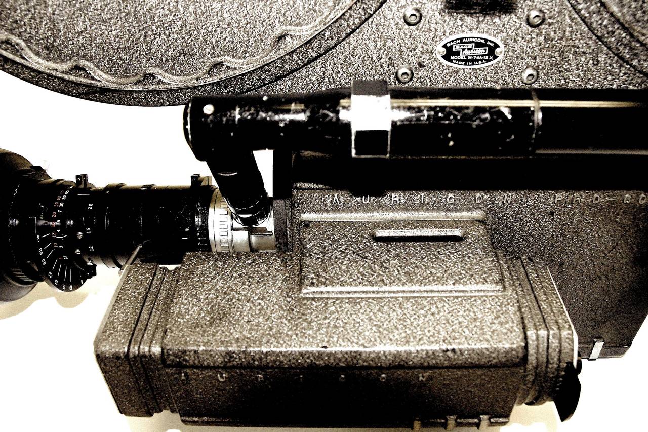 Américain Camera Newsreel d'Auricon Cinema, complète et en état de marche. En tant que sculpture, vers 1955. en vente