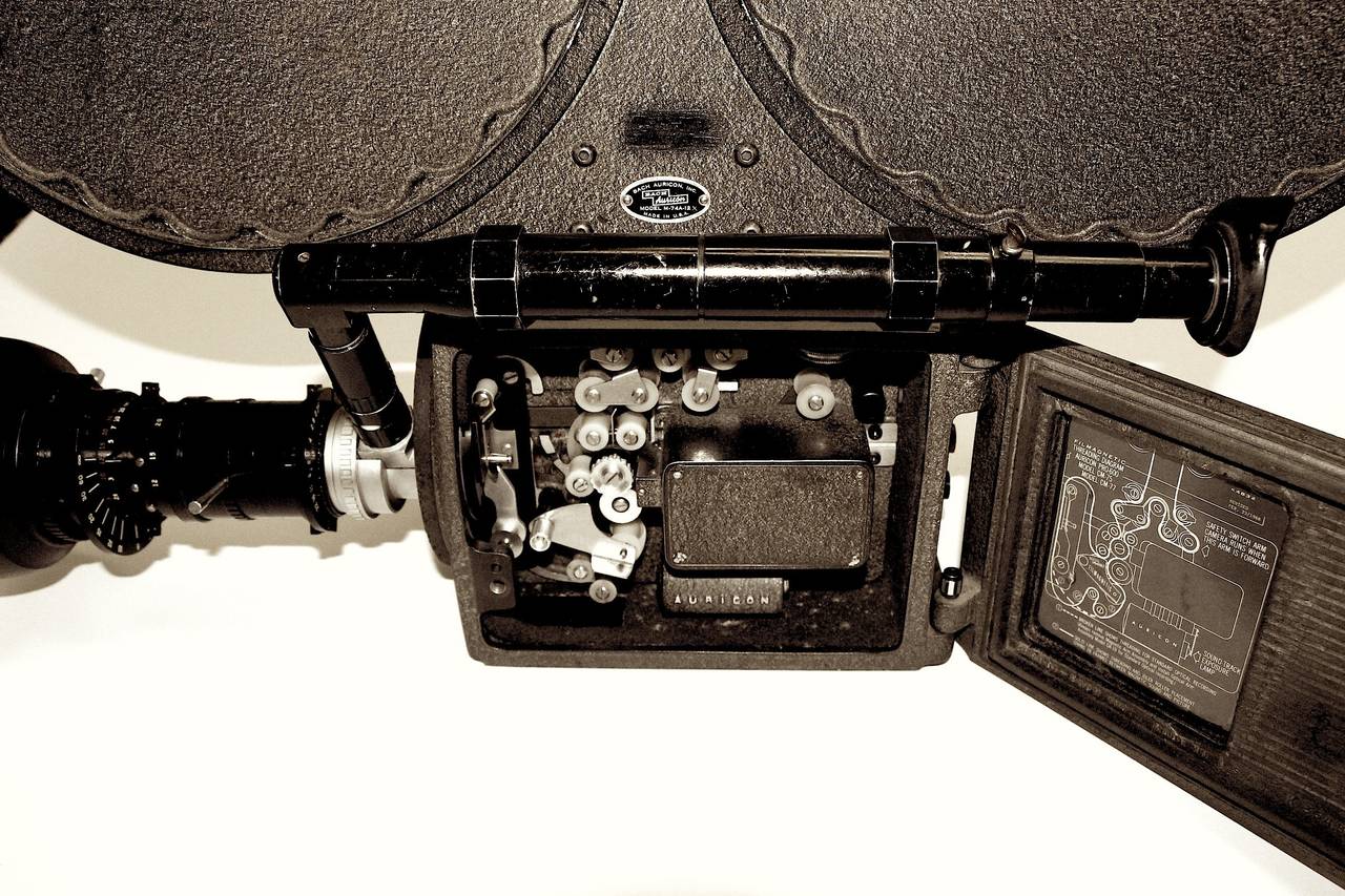 Camera Newsreel d'Auricon Cinema, complète et en état de marche. En tant que sculpture, vers 1955. en vente 1