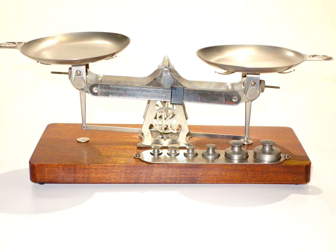 Submitted for your approval, is this rare Kodak factory issued film processing chemical balance measuring scale, circa 1940s and used to measure out the exact weights of film laboratory processing chemicals. Beam measures in both Grains and