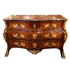 XVIIIe siècle Style Régence française  Commode / coffre avec montures en bronze doré ornées