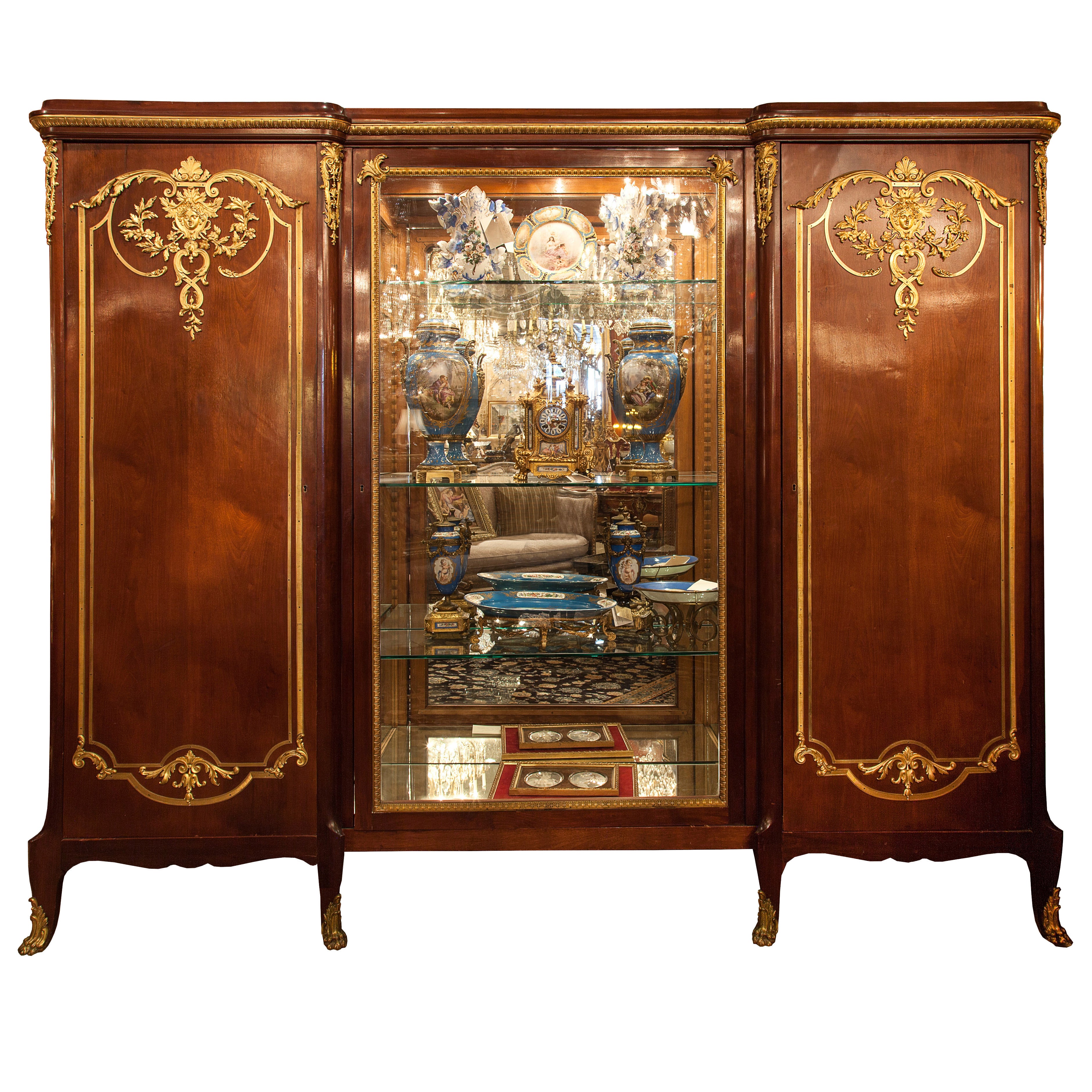 Français 19e s.  Noyer  Vitrine de style Louis XVI, montures en bronze doré