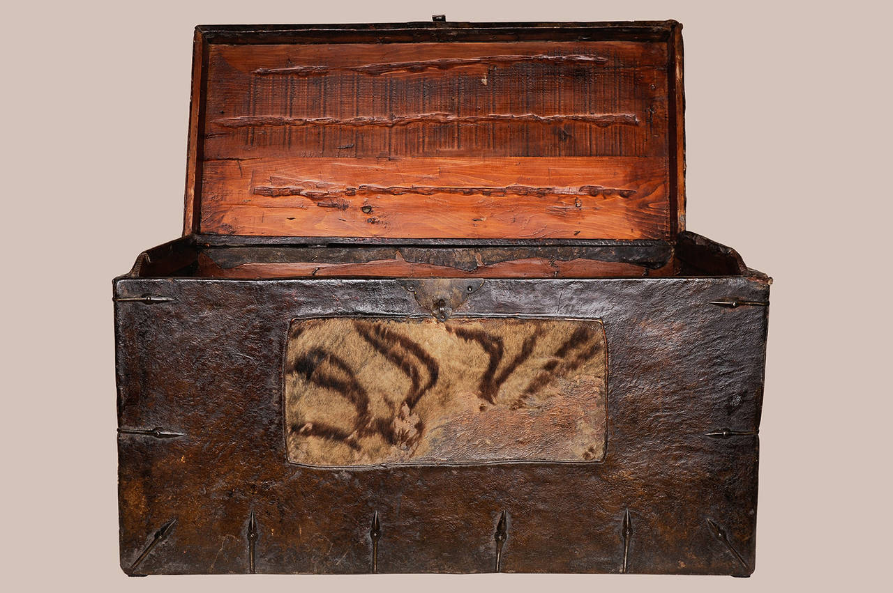 Antique leather trunk with three tiger skin pieces applied, Tibet, end of 19th century.
M/1436.