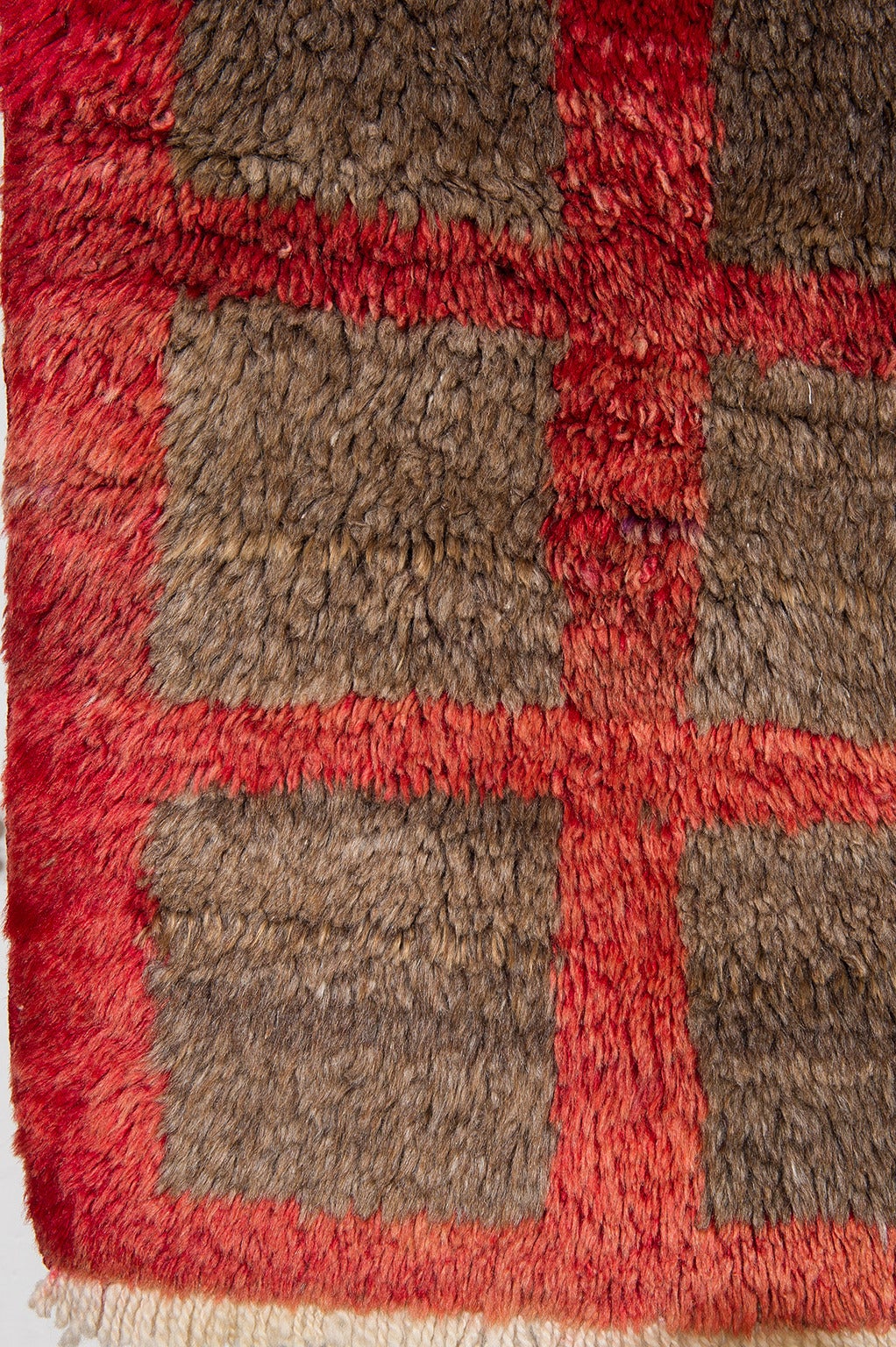 Vintage Tulu (Turkey) signed E (initial of the name of the weaver), with modern taste, character and personality - The hazel color is the natural wool dyed with walnut husk, all enclosed in a bright red.
nr. 519.