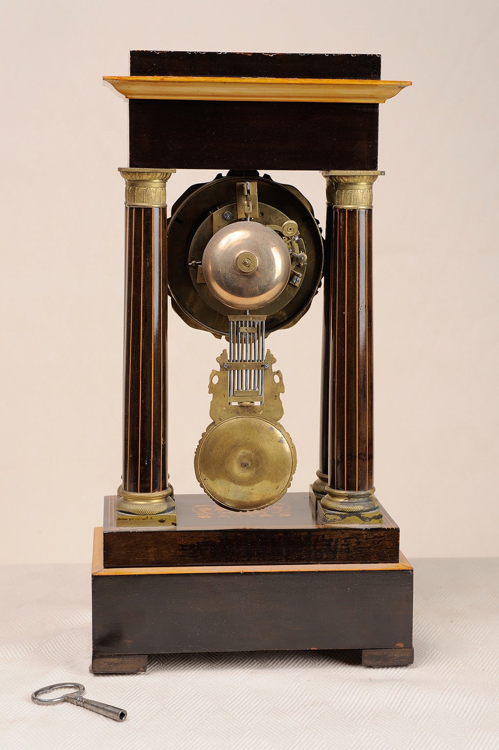 Französische Portico-Uhr aus Rosenholz und Seidenholz (Intarsie) im Angebot