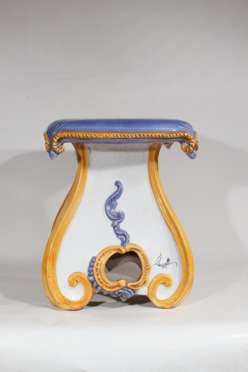 Taburete de jardín italiano de cerámica pintado a mano en venta 4