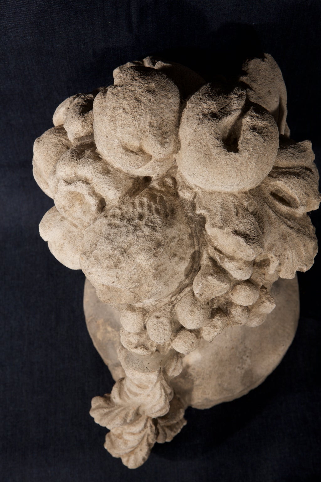 Sculpté  Fruits italiens en pierre sculptée ou moulée : prix final en vente