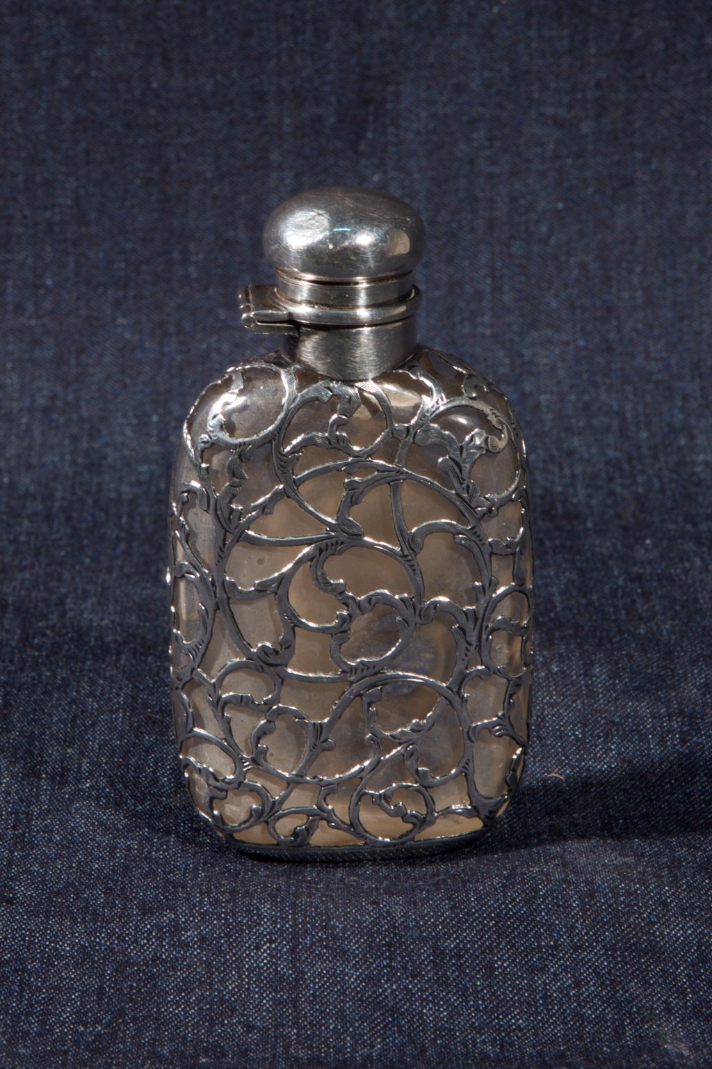 English pocket flask of whiskey in silver sterling and glass. Very beautiful.
A/2476.