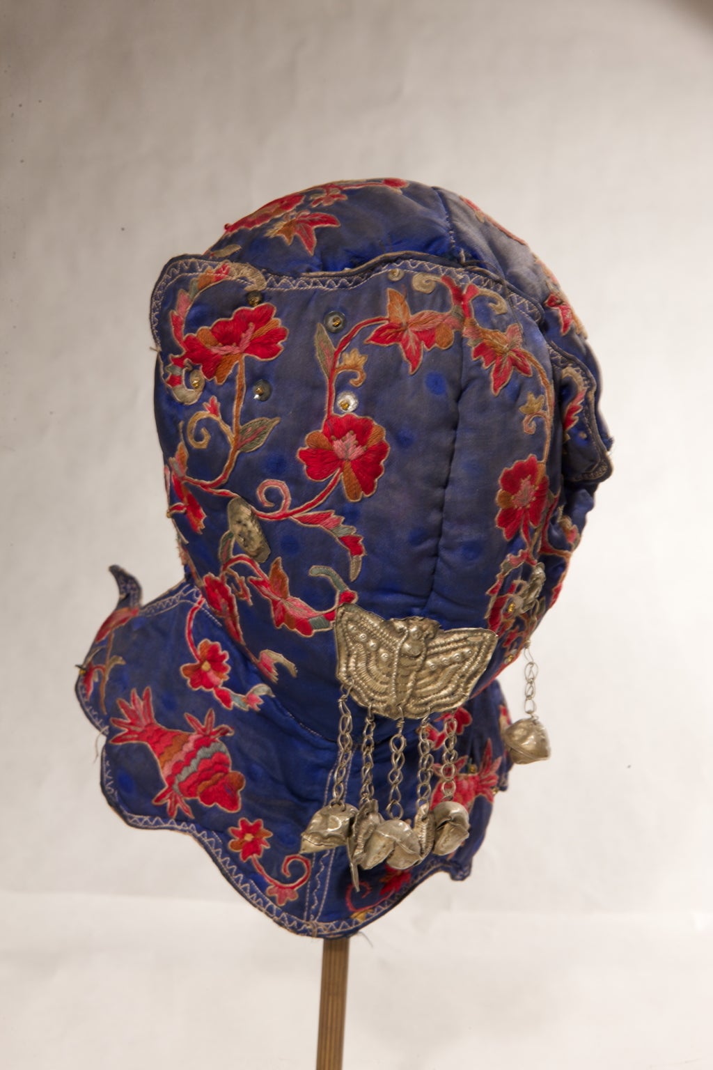 Pretty and old Chinese child bonnet, silk embroidered.
Ref. B/2184 -
Internal stained , but washed and cleaned.