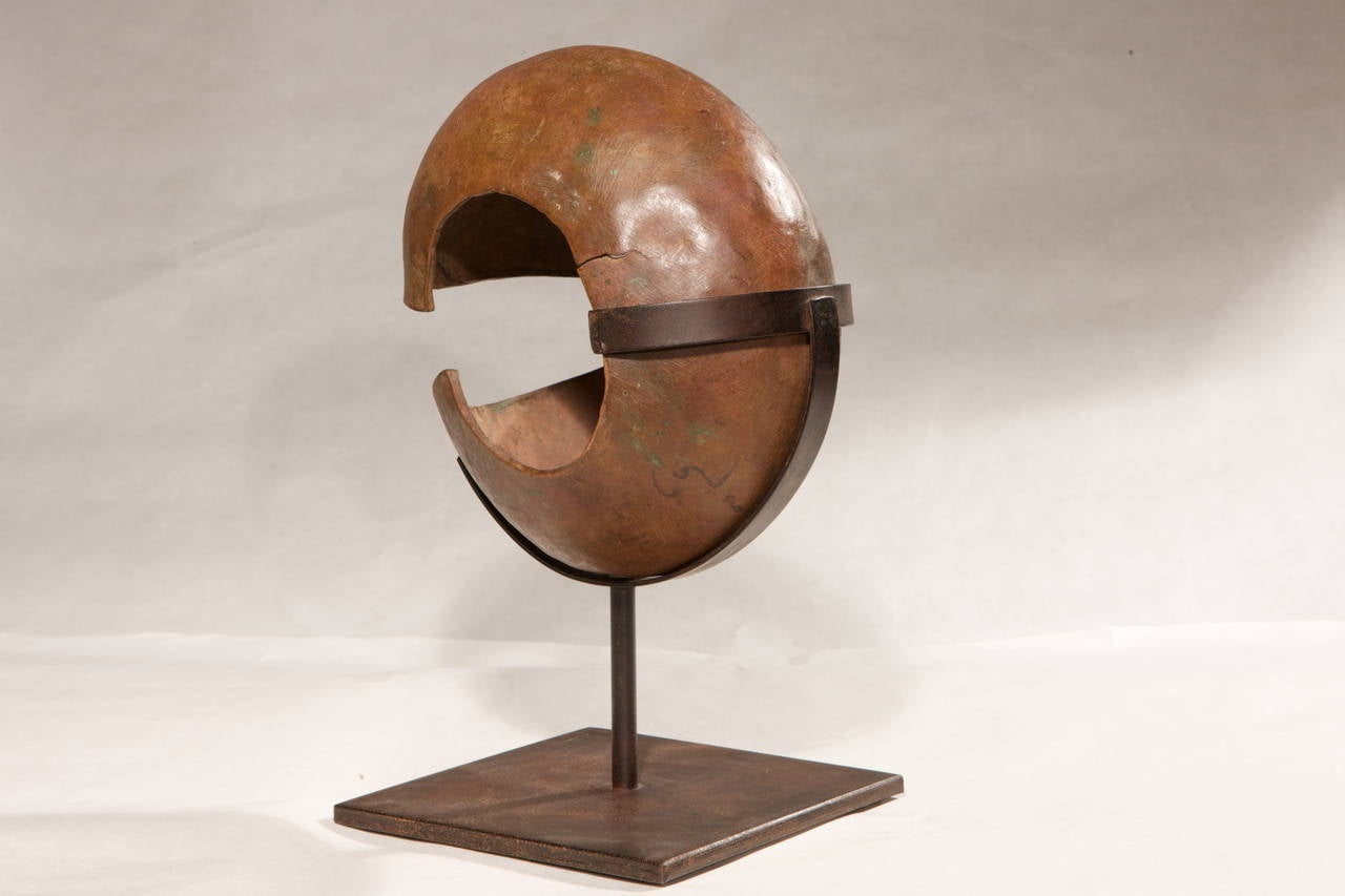That's a true antique copper coin from Zaire, very rare: a modern simple sculpture !
I saw only another one like this, but it was not authentic:  done for tourists in another part of Africa.

O/5555.
