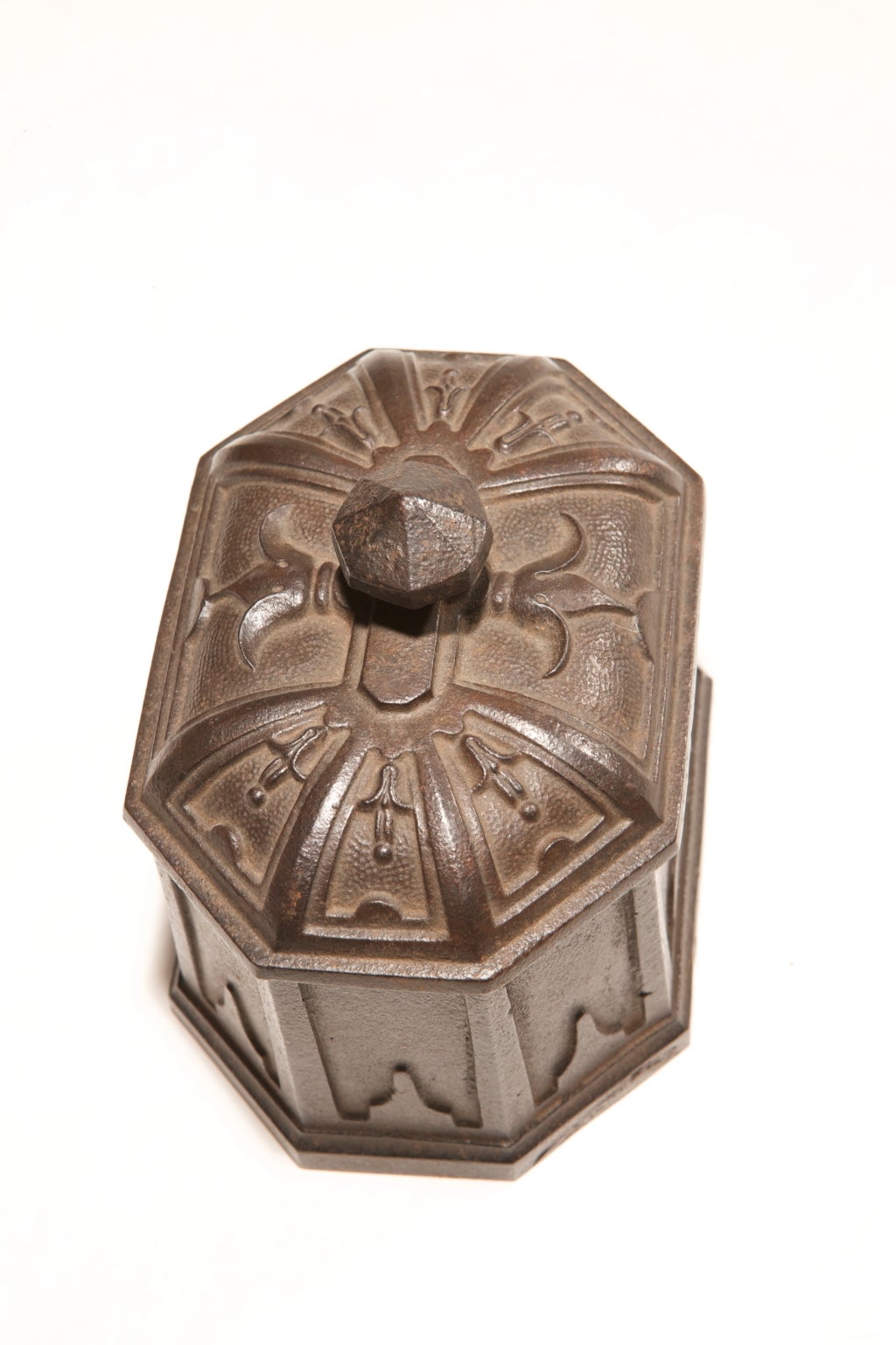 Rare English tobacco cast iron box, Victorian time: for connoisseurs !
O/1988.