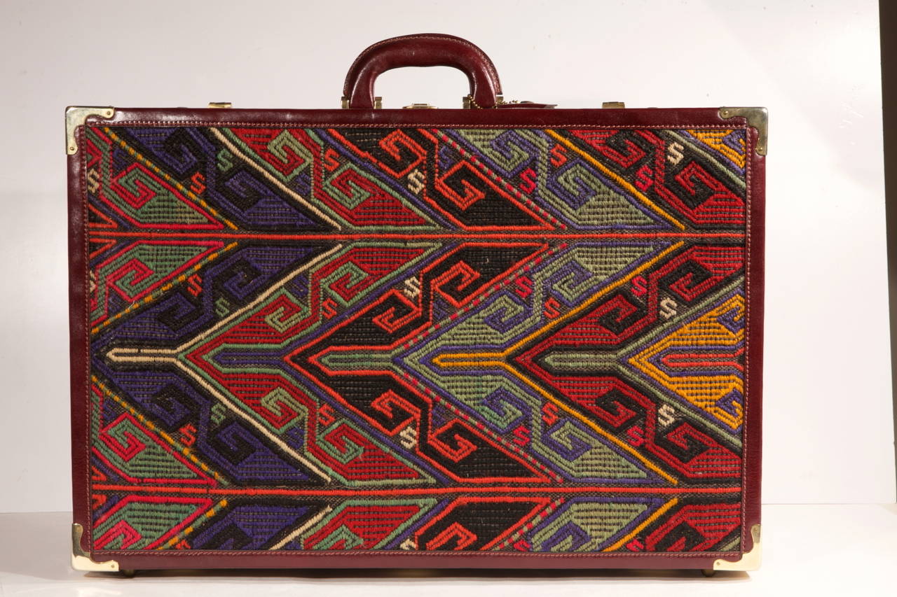 Koffer und Schönheitsgehäuse mit Kelim und Leder, Vuitton-Modell (Internationaler Stil) im Angebot