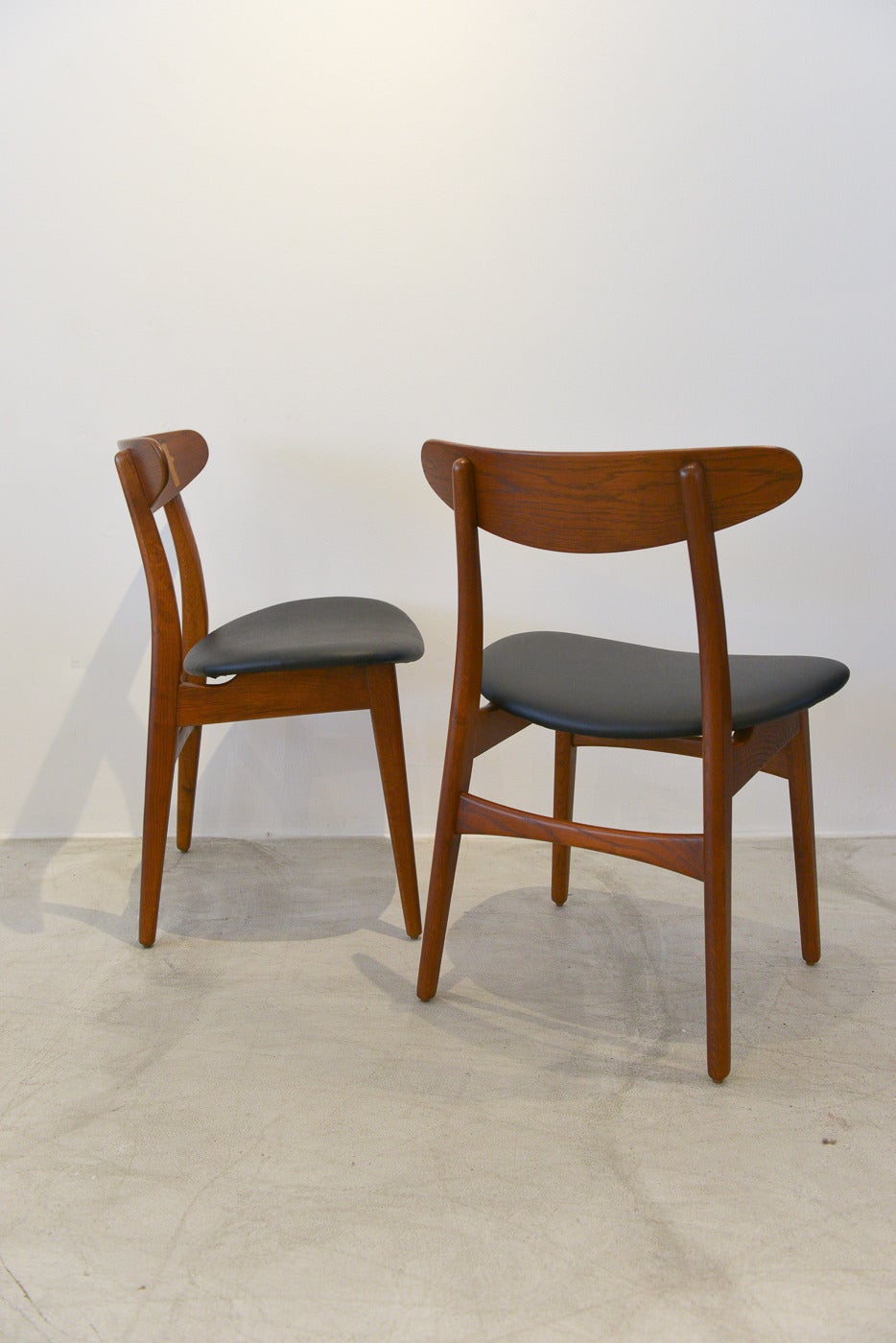 Pair of Hans Wegner CH-30 Chairs In Excellent Condition In Costa Mesa, CA
