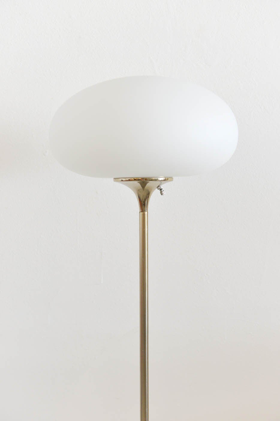 Original Laurel standing mushroom floor lamp in excellent vintage condition, the chrome is beautifully preserved with near perfect shine, no rust or pitting. Great opaque shade, no chips or cracks and original label on the inside of the porcelain