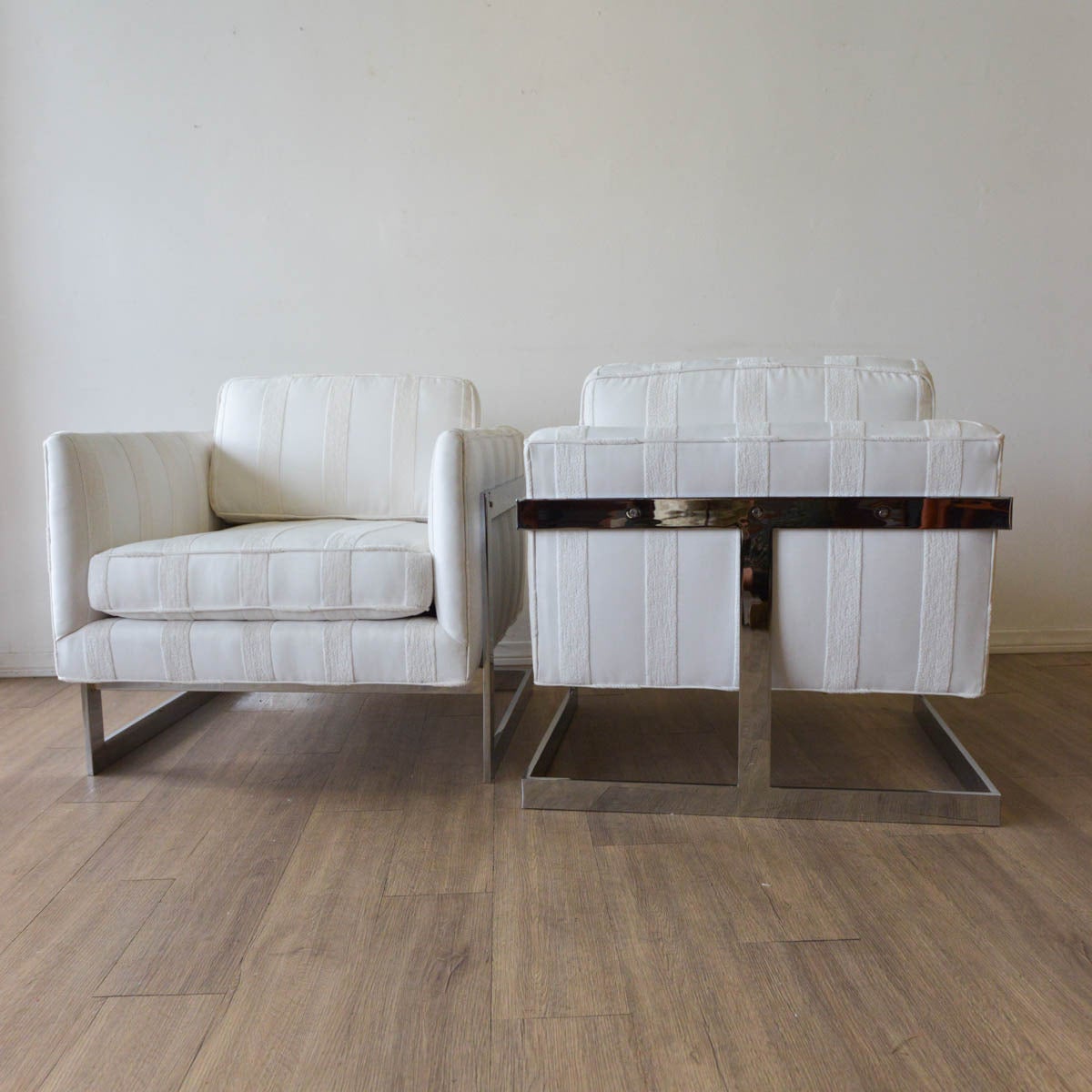 Pair of Architectural Club Chairs by Milo Baughman In Excellent Condition In Costa Mesa, CA