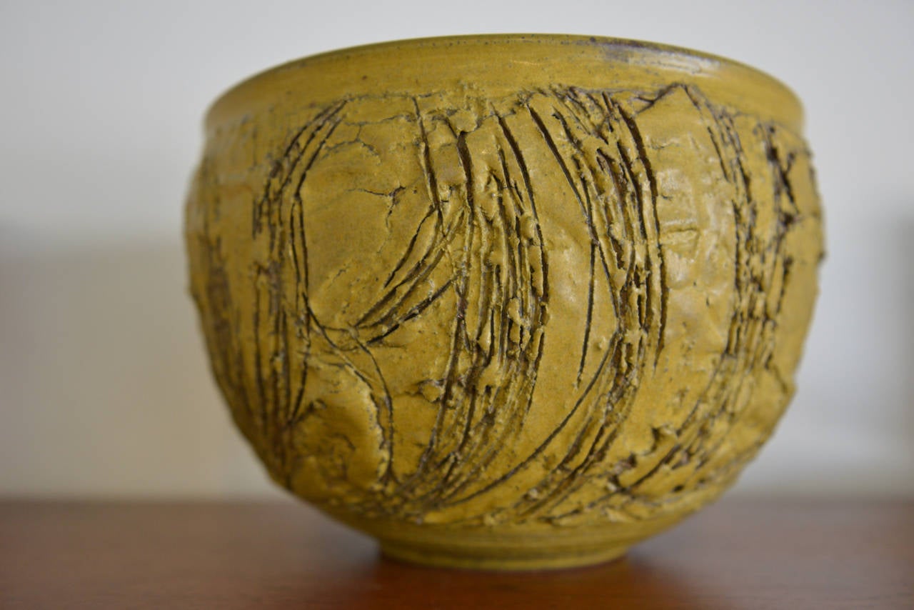 This beautiful incised ceramic bowl is by renowned California pottery artist Tom McMillin. Known for his beautiful incised work and a renowned professor of ceramics at Cal State Northridge, he was the first in house artist at the Beatrice Wood