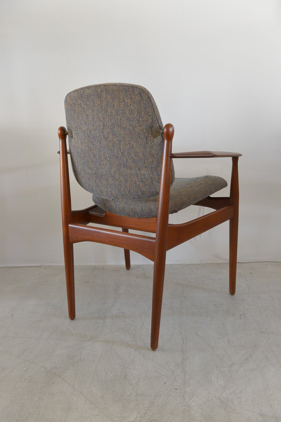 Swivel back teak armchair by Arne Vodder.  Wood has been restored to showroom condition.  Perfect chair for a desk, accent or side chair, or to add to your dining set for an extra captains chair.  Great neutral grey/brown/blue tweed fabric.

Back