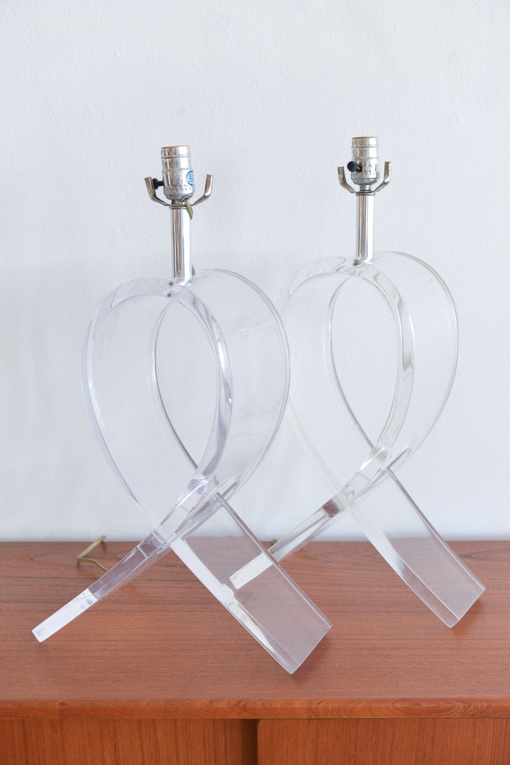 Fabulous pair of hollywood regency bow tie acrylic lucite lamps by Herb Ritts for Astrolite.  Excellent vintage condition, lucite is clear with no cracking,  only very slight wear.  Lamp shades not included, shown for display only.

Each lamp