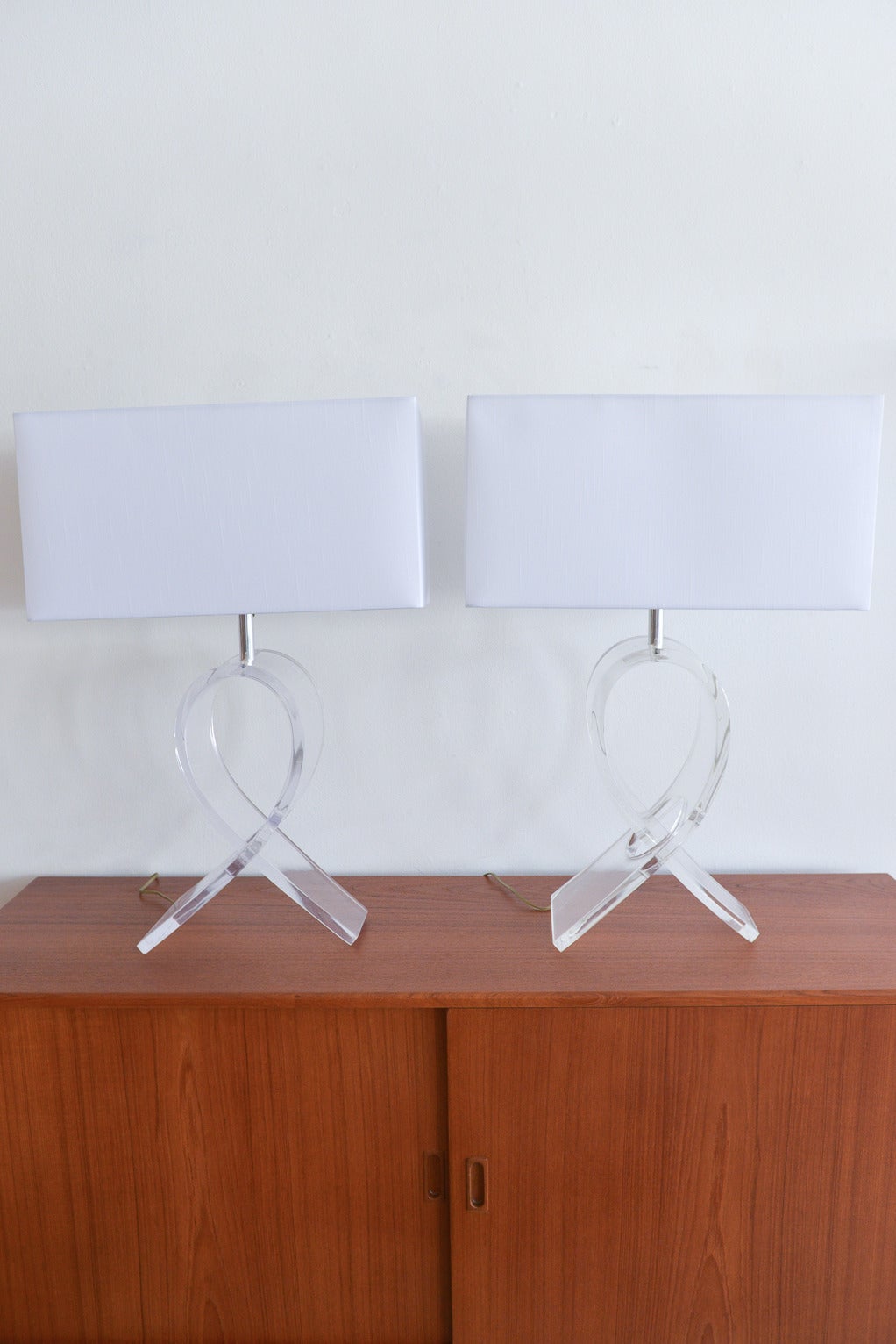 Mid-Century Modern Pair of Lucite Bow Tie Lamps by Herb Ritts for Astrolite