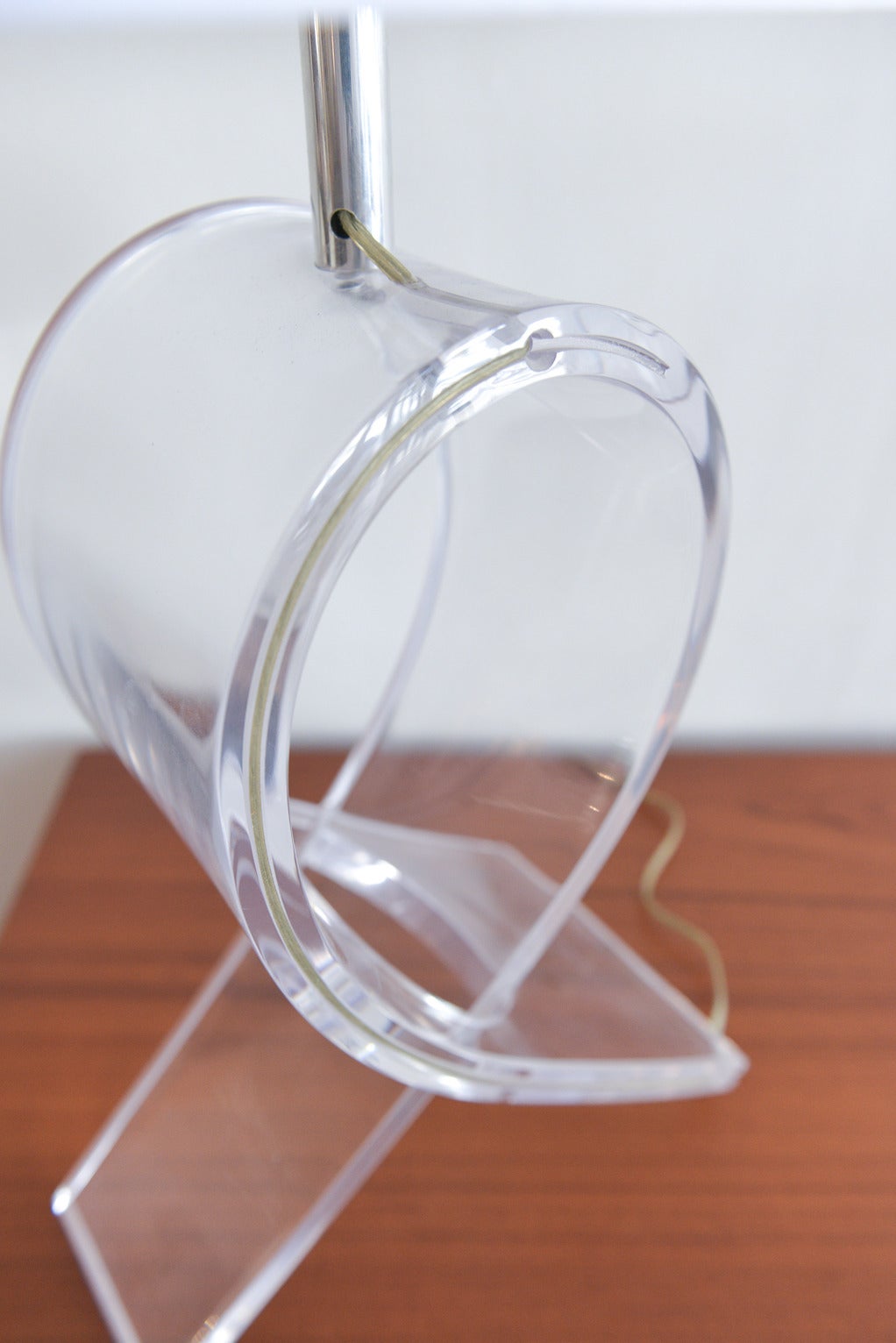 Pair of Lucite Bow Tie Lamps by Herb Ritts for Astrolite In Excellent Condition In Costa Mesa, CA