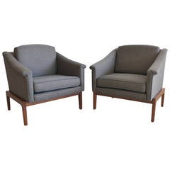 Pair of Walnut Base Lounge Chairs by Milo Baughman for Thayer Coggin