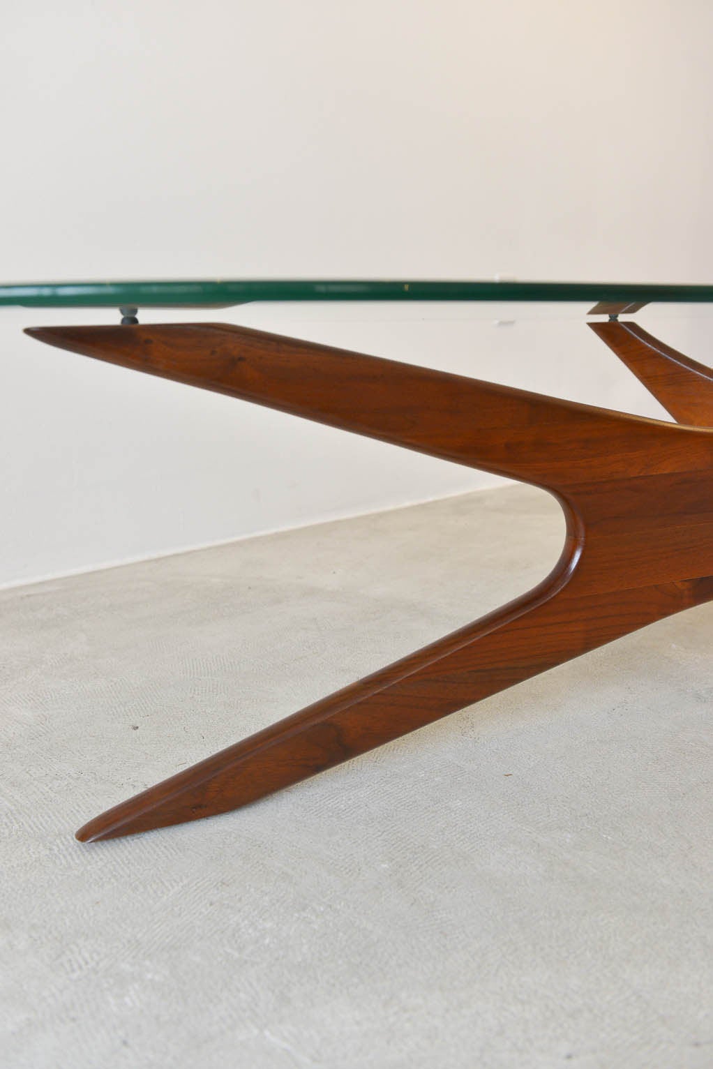 This beautiful original Adrian Pearsall sculptural walnut coffee table has the original kidney shaped glass with fully restored walnut base. Beautiful abstract lines, this piece is a classic Pearsall design.

The original glass is in excellent