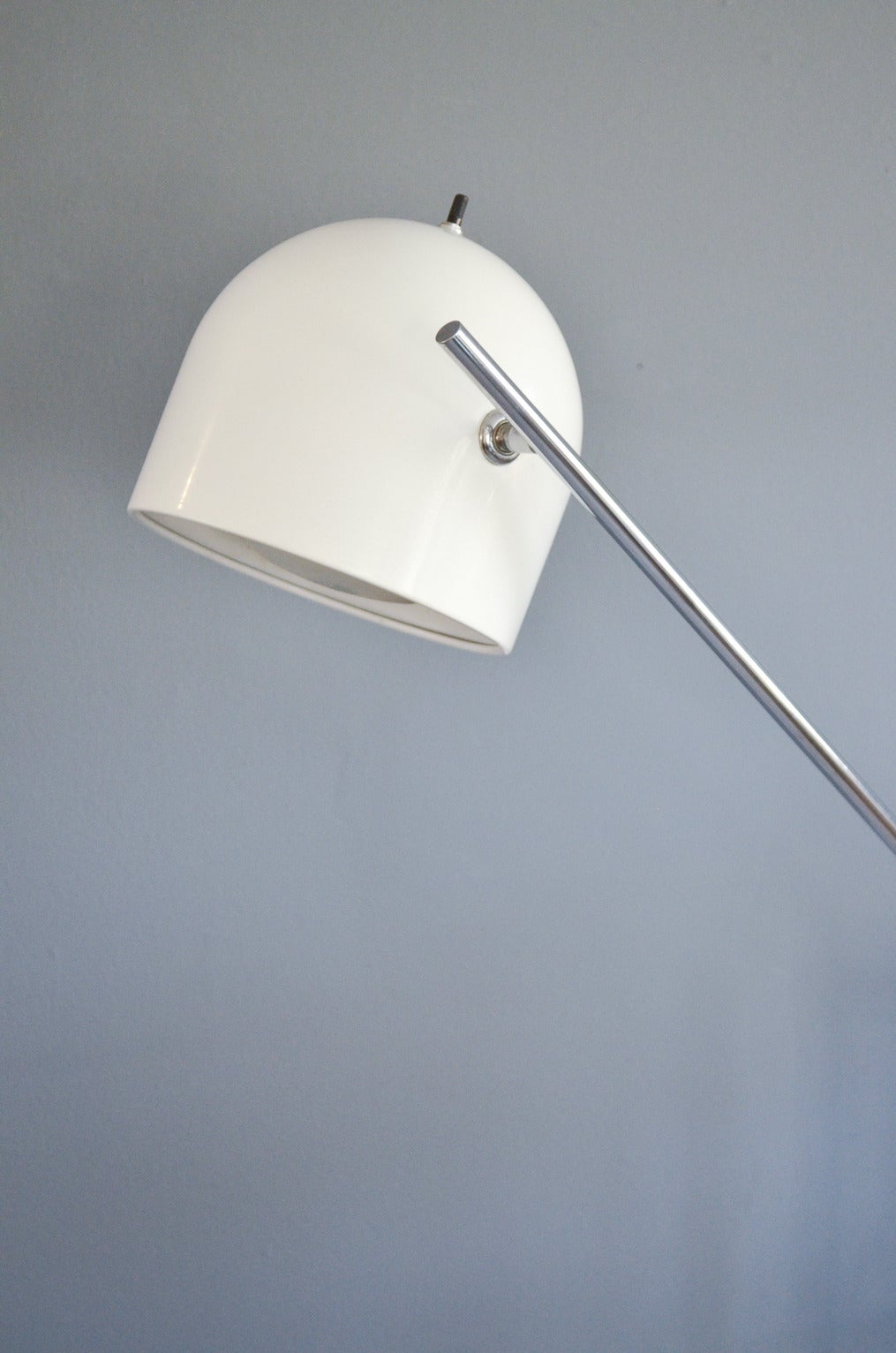 Chrome and white enamel Italian articulating two-arm floor lamp in excellent vintage condition. Arms articulate and move in almost any direction and the floating shades are on a ball and socket fixture that allows them to turn 360 degrees in any