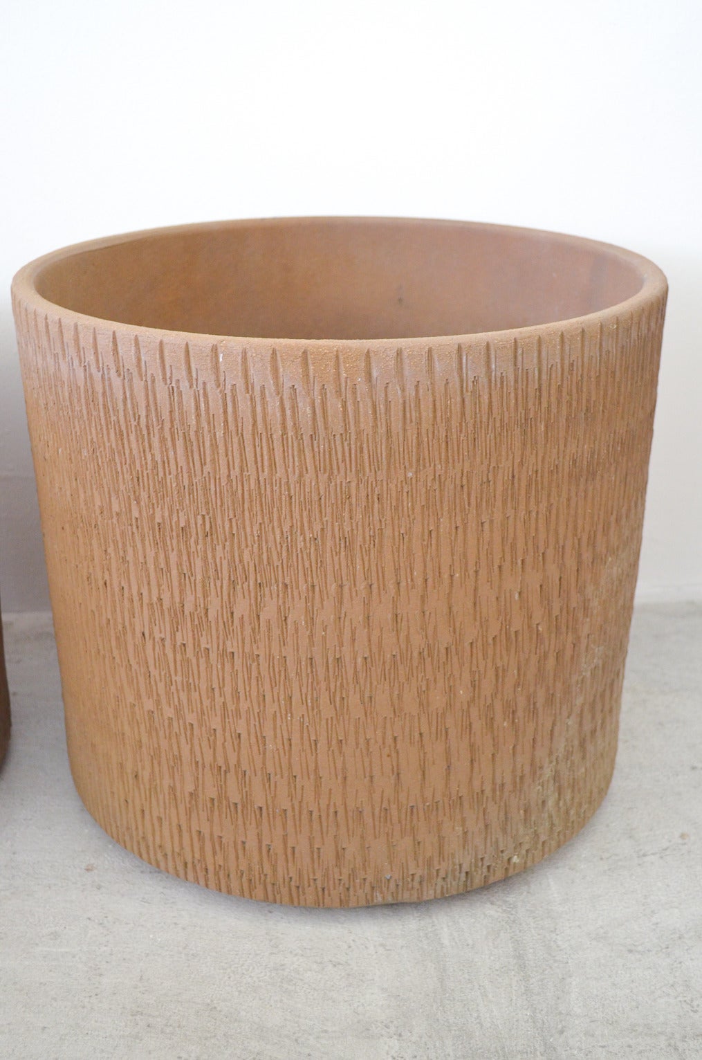 Near perfect pair of Gainey Ceramics earthenware planters, matched pair.  Excellent condition, no chips or cracks.  Drain Holes.  Often attributed to Robert Maxwell and David Cressey.

Large Measures 15