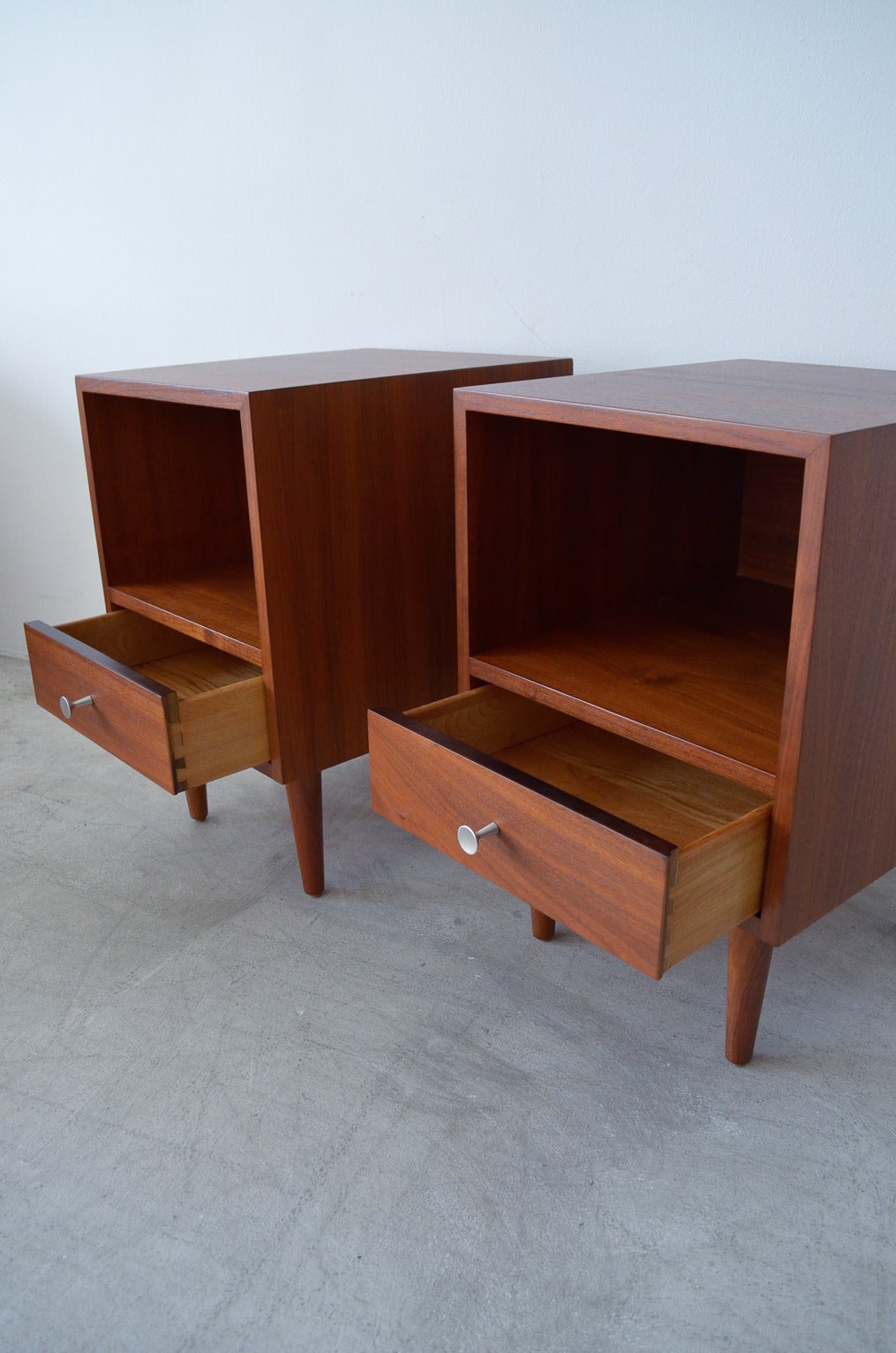 Mid-Century Modern Pair of Walnut End Tables by Milo Baughman