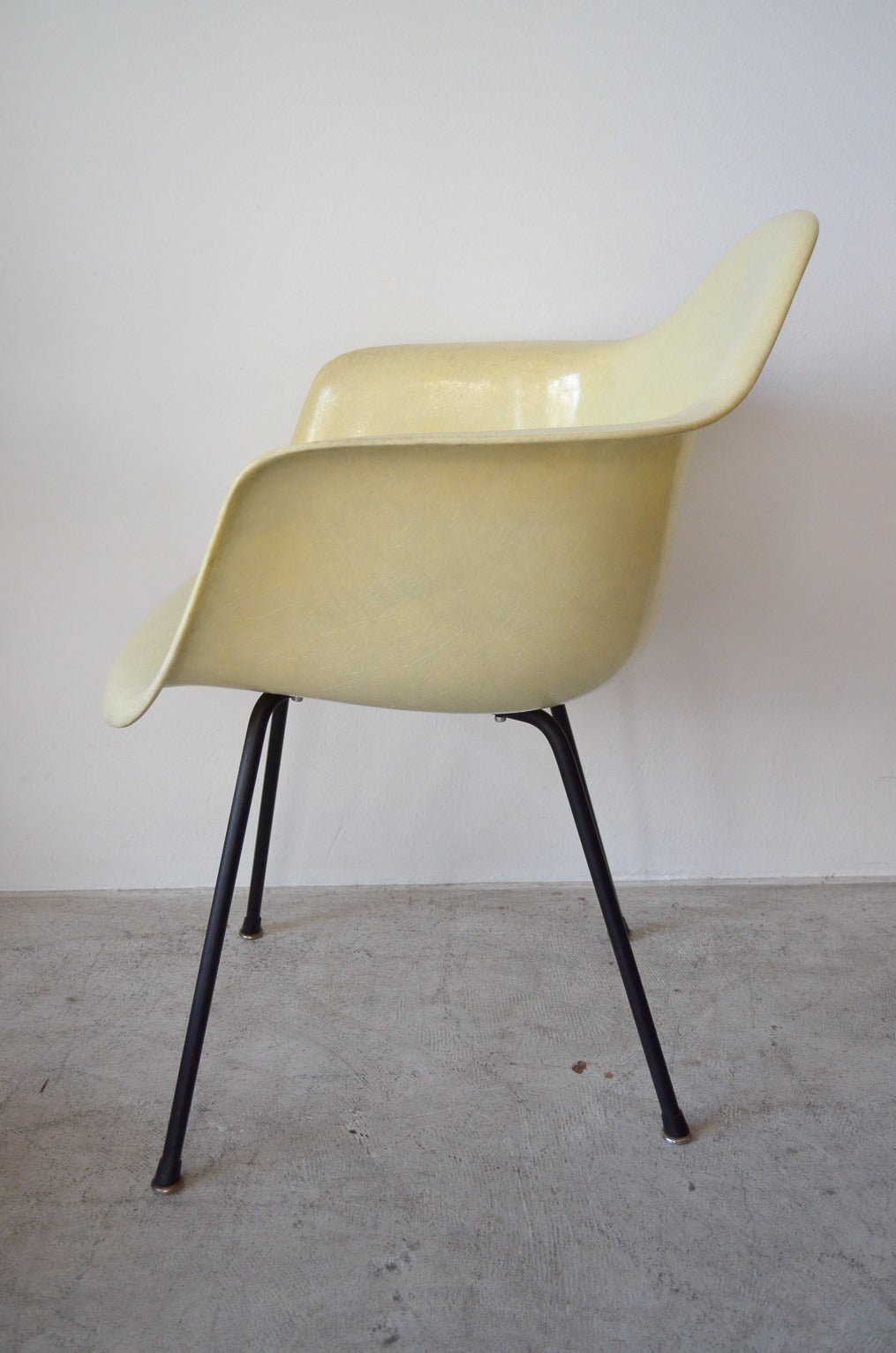 First Generation Charles Eames Rope Edge DAX Armchair with early Herman Miller checkerboard label.  Excellent overall condition, no rust.  Early X base, great fiber detail.

HEIGHT:	30 in. (76 cm)
WIDTH:	24 in. (61 cm)
DEPTH:	23 in. (58