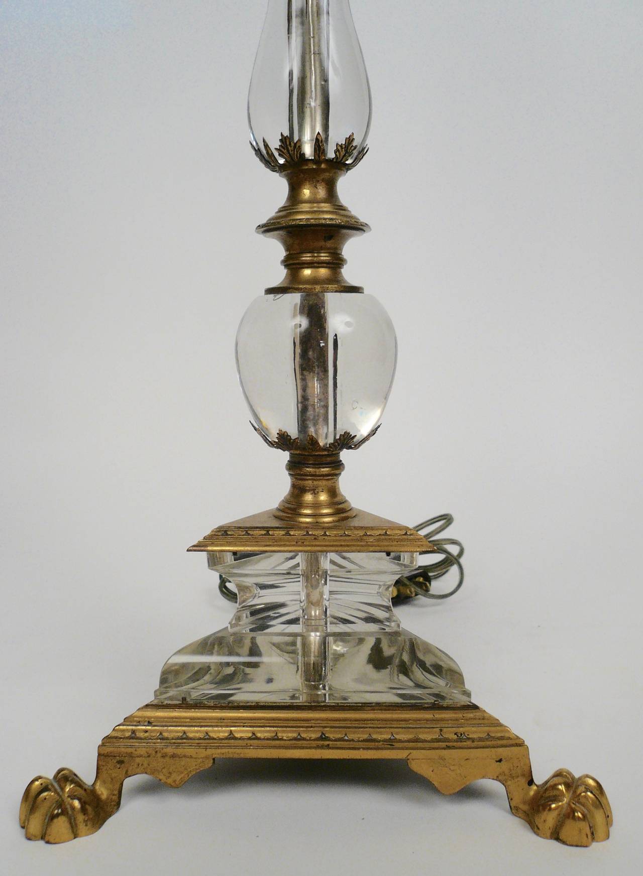 Doré Lampe à trois lumières en bronze et cristal attribuée à Caldwell en vente