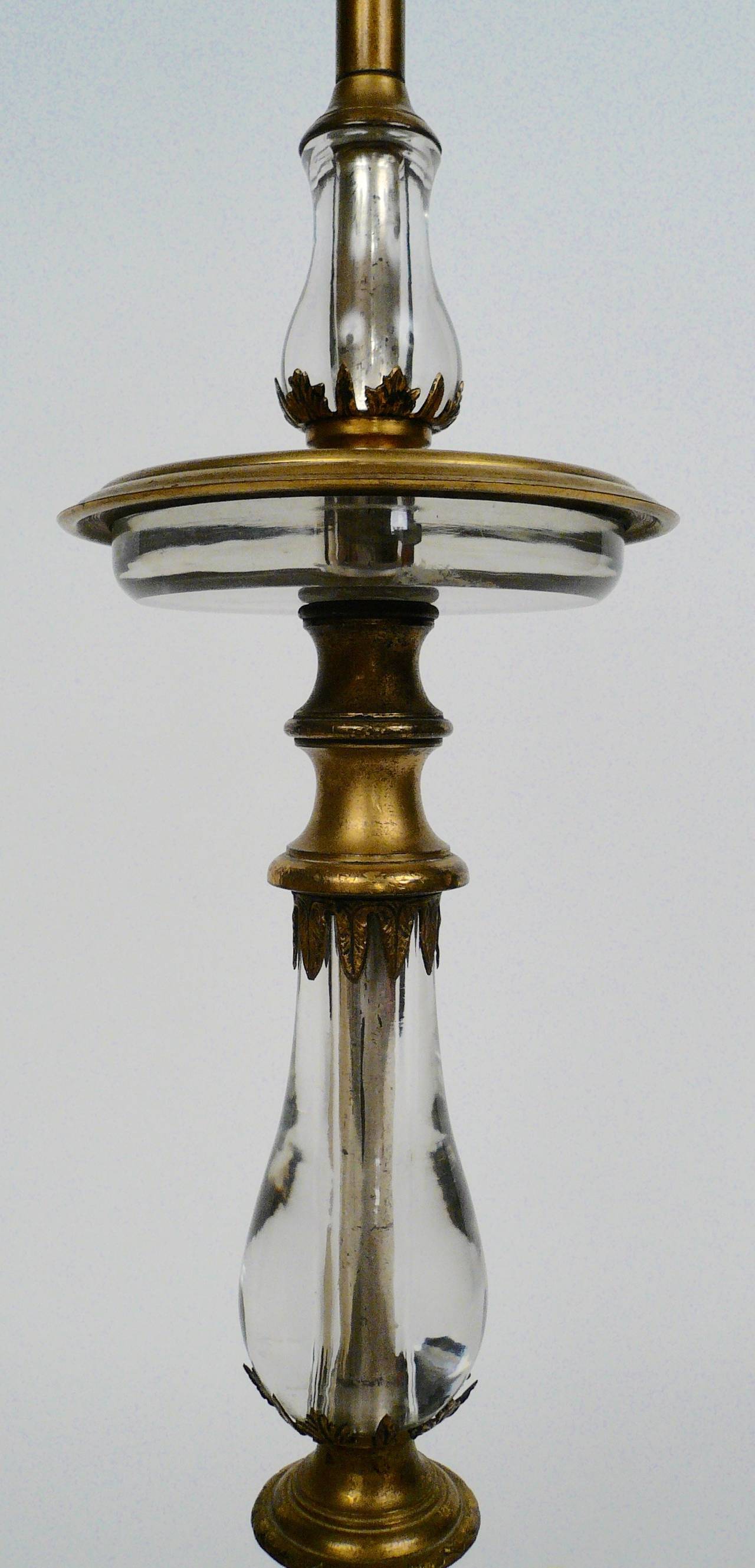 Très probablement par E.F. Caldwell, cette lampe à trois lumières en bronze doré et cristal de belle qualité a une base triangulaire avec des pieds en patte.