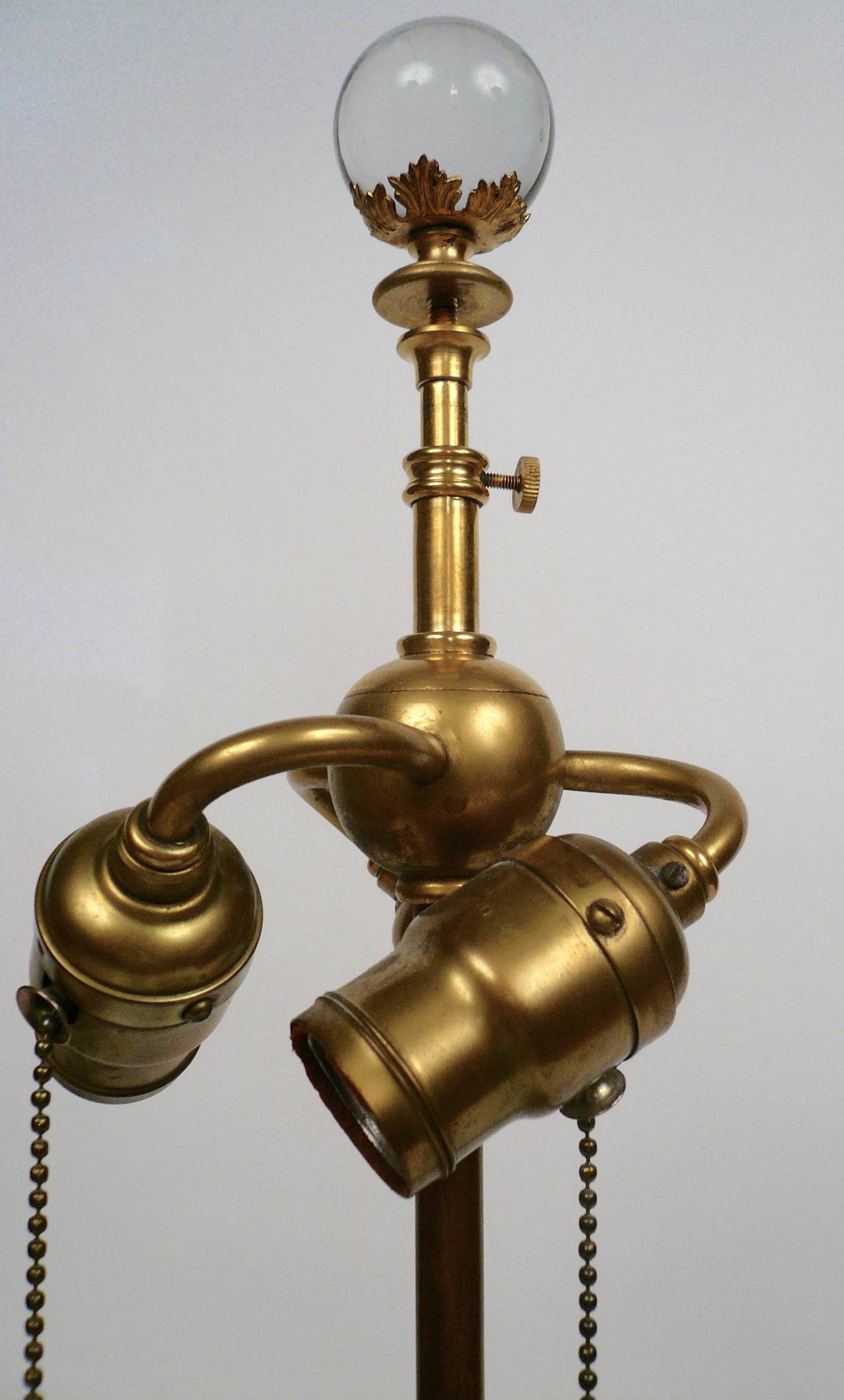 Américain Lampe à trois lumières en bronze et cristal attribuée à Caldwell en vente