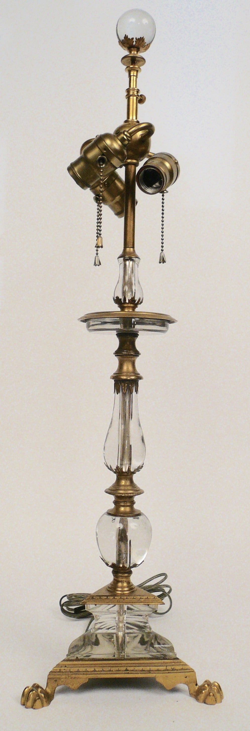 Baroque Lampe à trois lumières en bronze et cristal attribuée à Caldwell en vente