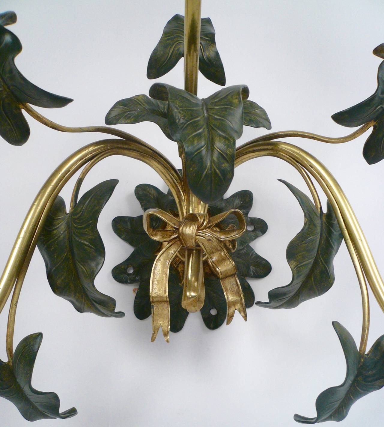 Zwei englische florale Wandleuchter aus Messing und Opalglas aus dem 19. Jahrhundert (Emailliert) im Angebot