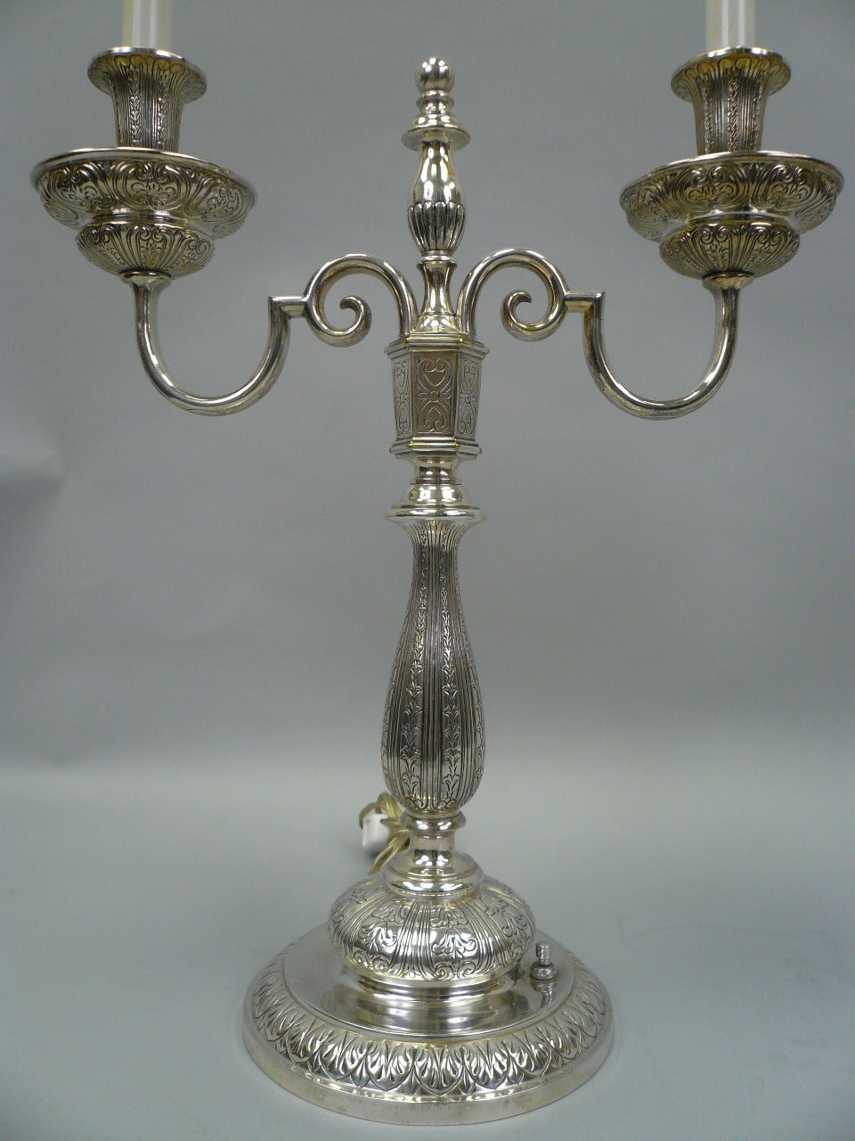 Paar versilberte Kandelaberlampen im George-III-Stil (amerikanisch) im Angebot