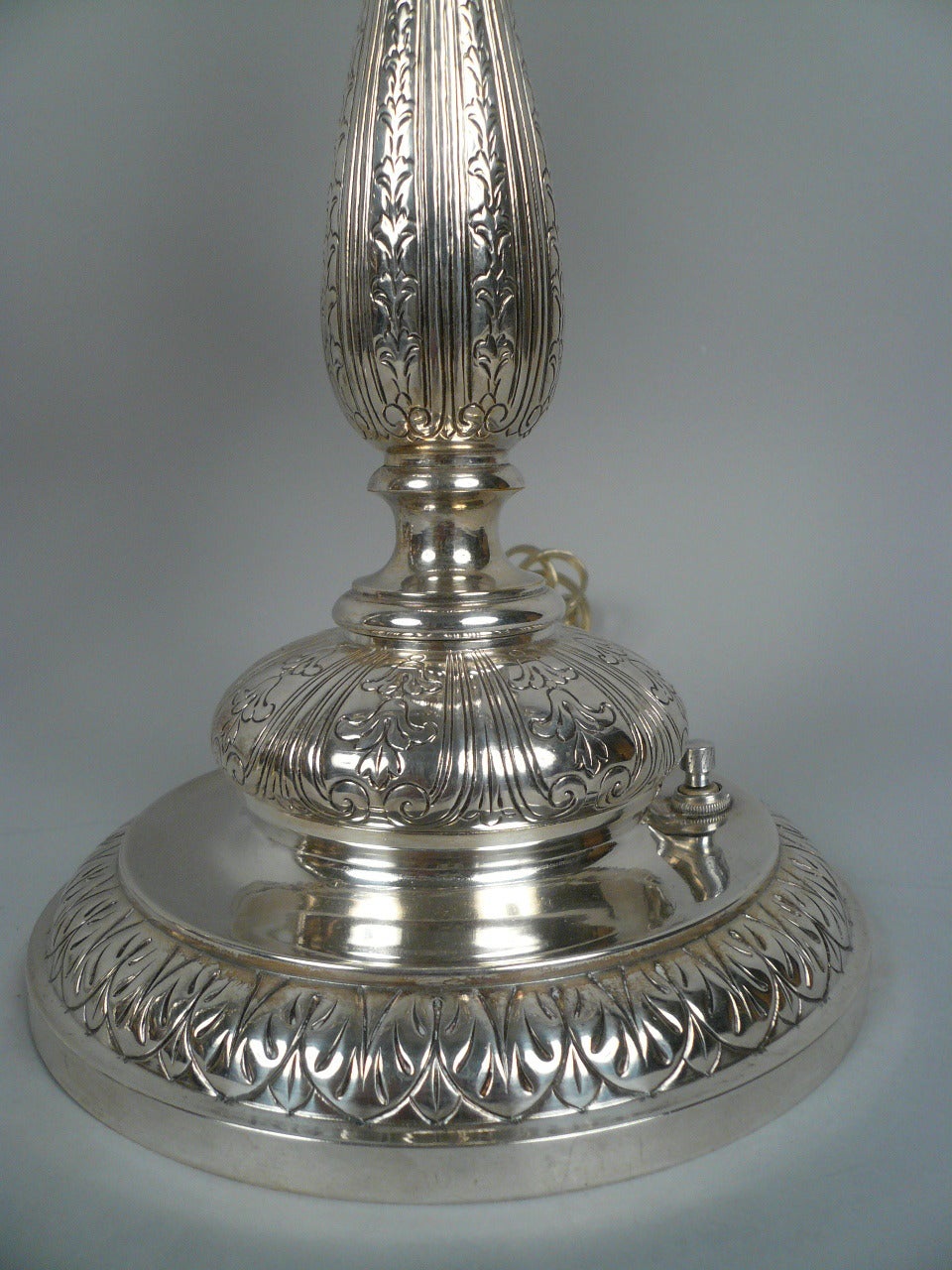 Paar versilberte Kandelaberlampen im George-III-Stil (George III.) im Angebot