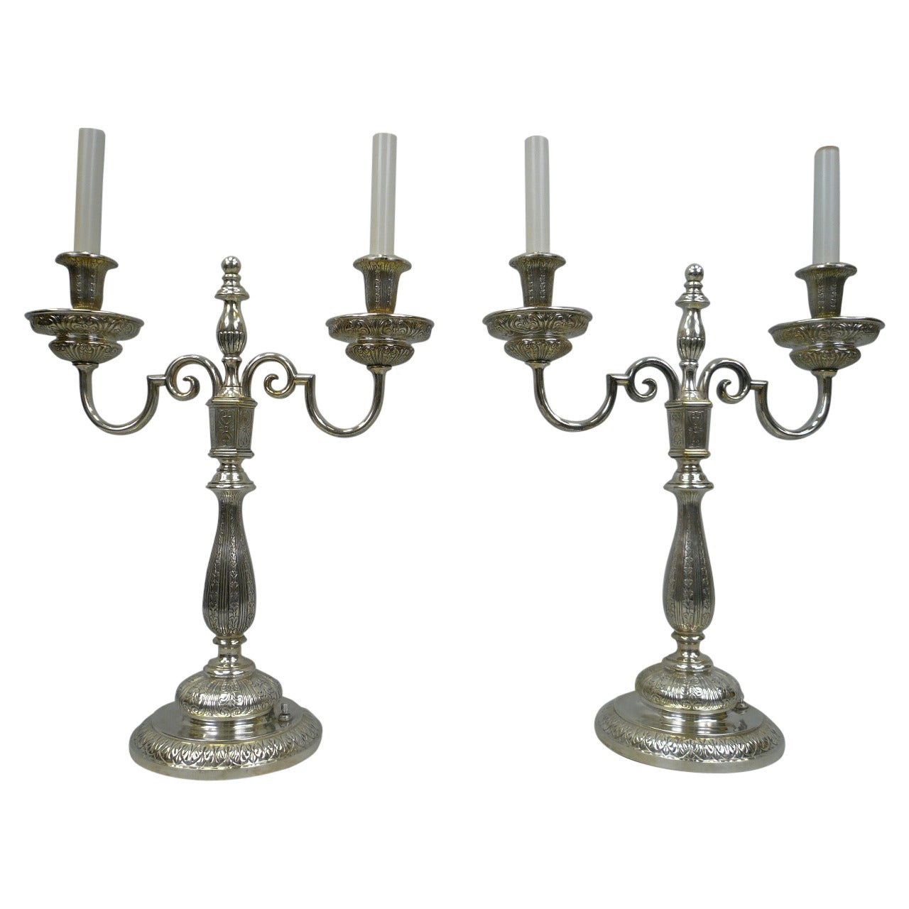 Pareja de lámparas con forma de candelabro estilo Jorge III bañadas en plata