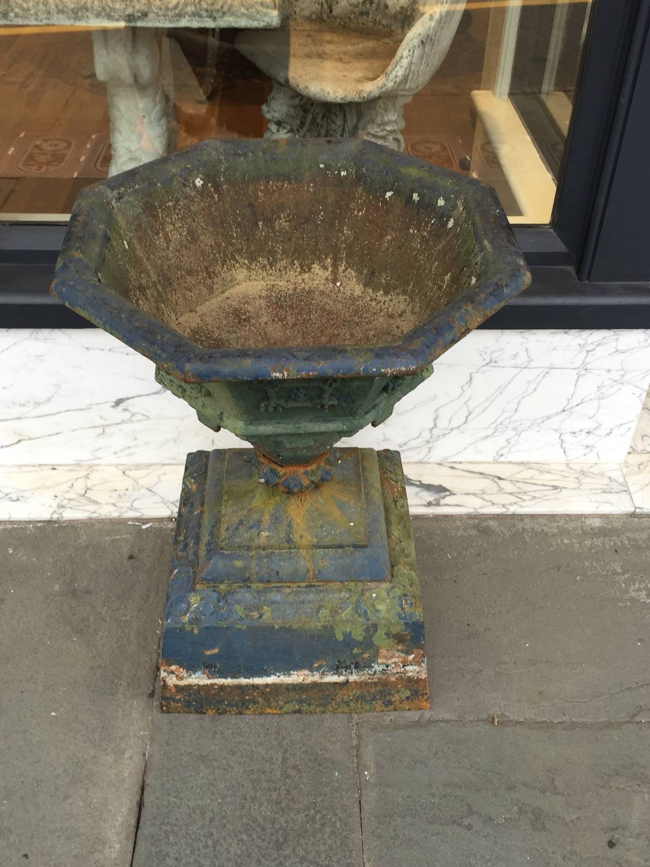 Single Cast Iron Urn with Octagonal Shape Top, Late 19th Century In Good Condition In Charleston, SC