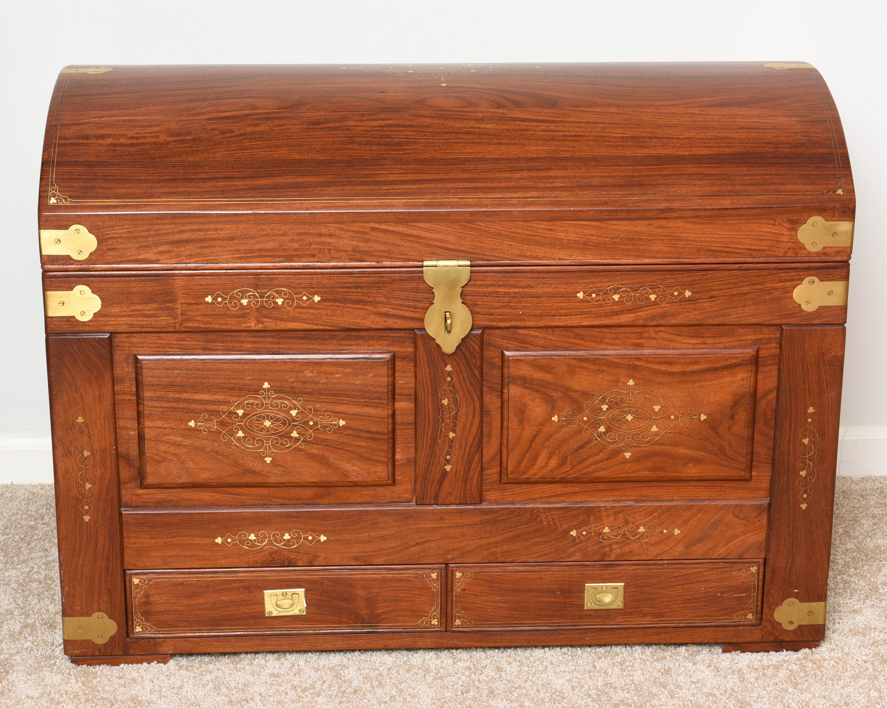This styish hand-crafted Anglo-Indian domed-top teak wood trunk with its trefoil motif hinges, fine inlay and campaign hinges in brass makes for the ultimate storage piece. 

Note: The interior is fitted with two removable trays and there are two