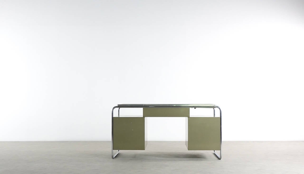 Mauser RD3 desk by Mauser Werke, Germany.

Extremely rare full-size steel, desk in Bauhaus tradition, very nice condition, the linoleum top has some traces of use.