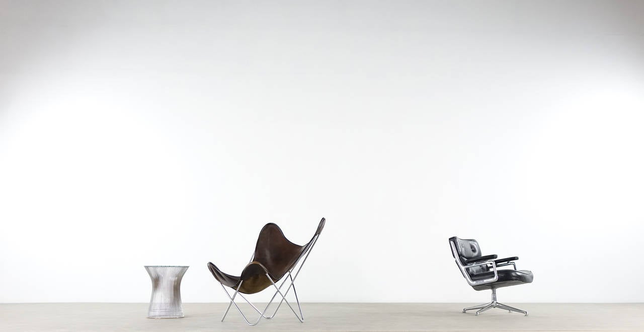 very rare edition with a stainless steel sling frame and leather seating...
J. Hardoy for Knoll International in the 1960ties

nice vintage condition with perfect patina