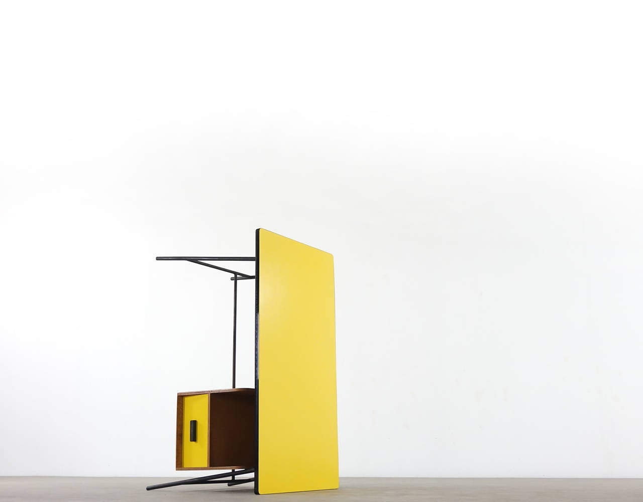 wonderful desk in bright & warm yellow formica by Pierre Paulin..
black metalframe, wooden shelf with drawer