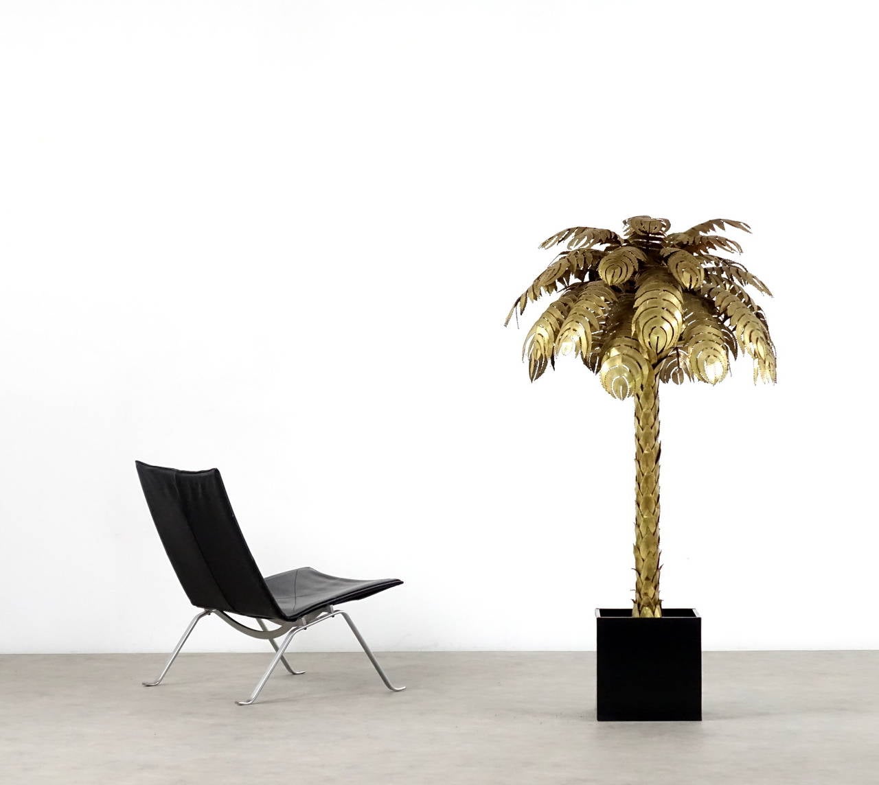 Floor lamp in the form of a palm tree, French design by Atelier Techoueyres for Maison Charles. Design by 1970. Construction with leaves and stem made of brass sheet, bucket with sides of black formica edging and brass. Equipped with five burners.