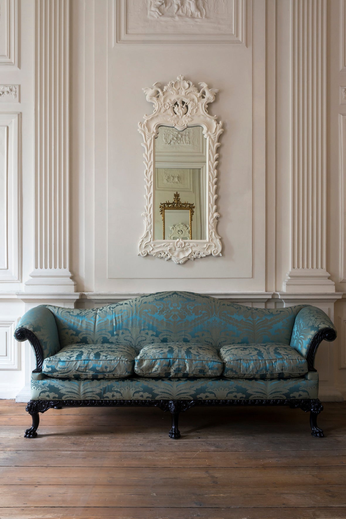 Splendid Edwardian sofa with a beautifully sculpted wooden frame and silk damask upholstery by Rubelli. The cushions are filled exclusively with feathers.