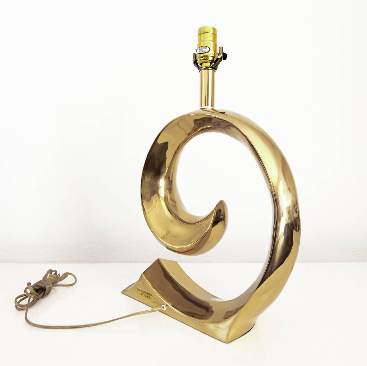 Pierre Cardin table lamp in solid brass.  Great design element.  Classic Style.  Lamp has original Patent sticker.  US Patent 280,134, Erwin-Lambeth August 1985.

Lamp is in working condition however, we assume that the sockets and wiring are