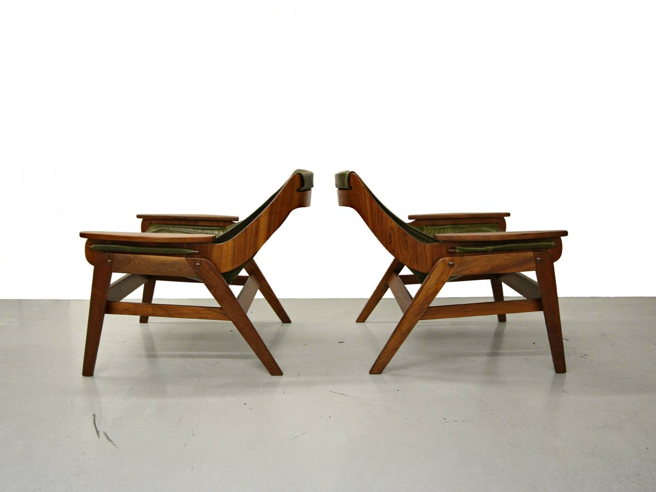 Pair of Midcentury Walnut and Leather Sling Chairs by Jerry Johnson In Excellent Condition In Las Vegas, NV