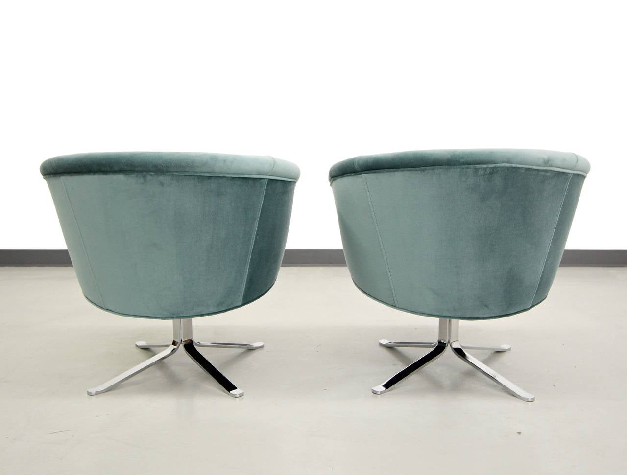Mid-Century Modern Pair of Midcentury Swivel Chairs with Flat Chrome Bases