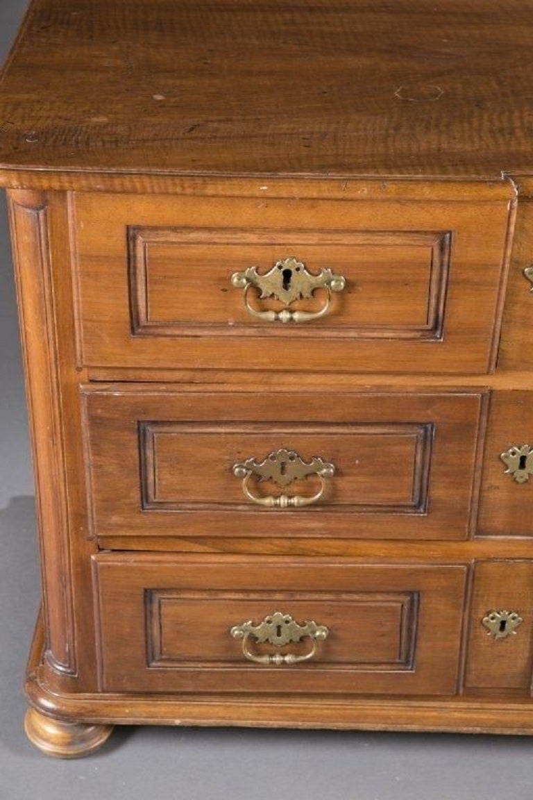 18th Century Continental Four-Drawer Walnut Commode For Sale 1
