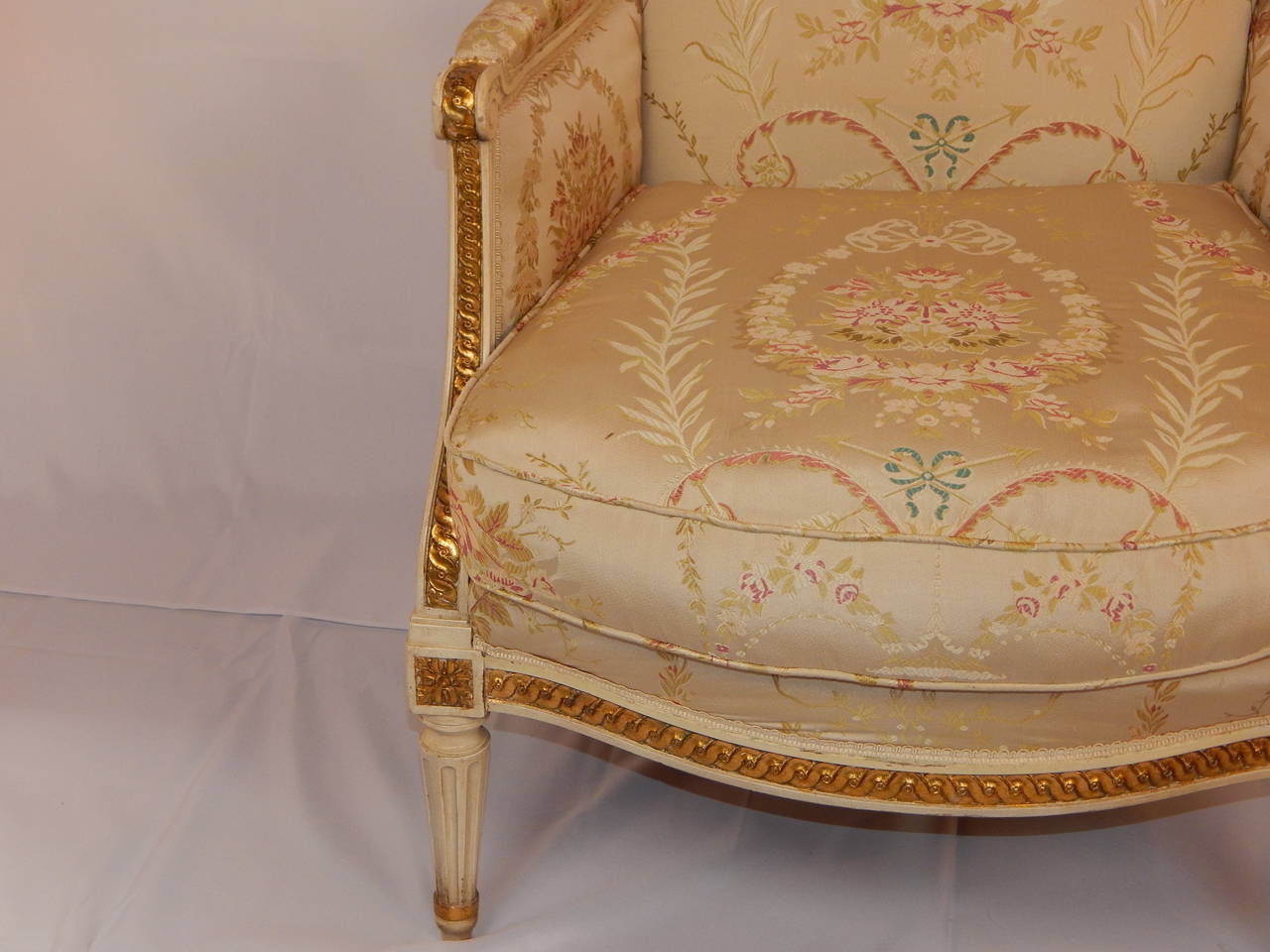 Pair of Louis XVI Style Cream Painted Parcel-Gilt Bergère In Good Condition In Bridgeport, CT
